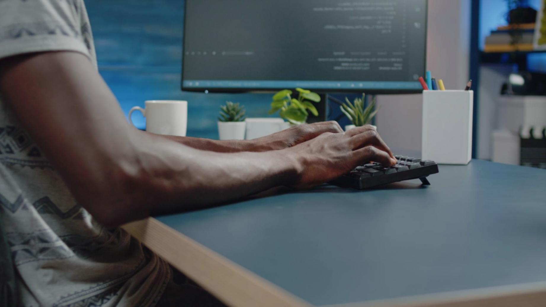 Estudiantes colaborando en plataforma de aprendizaje digital