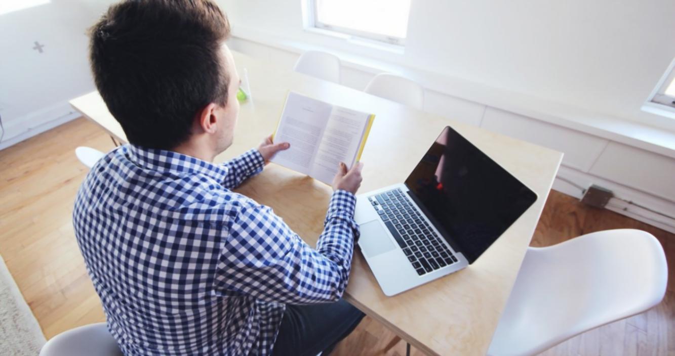 Estudiantes internacionales colaborando en sesión virtual