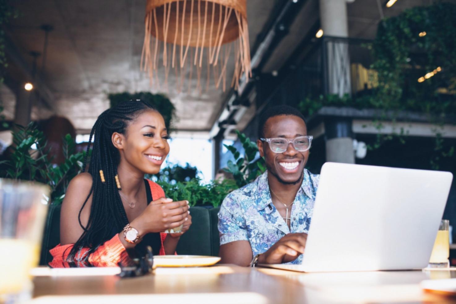 Estudiantes participando en sesiones interactivas de aprendizaje en línea