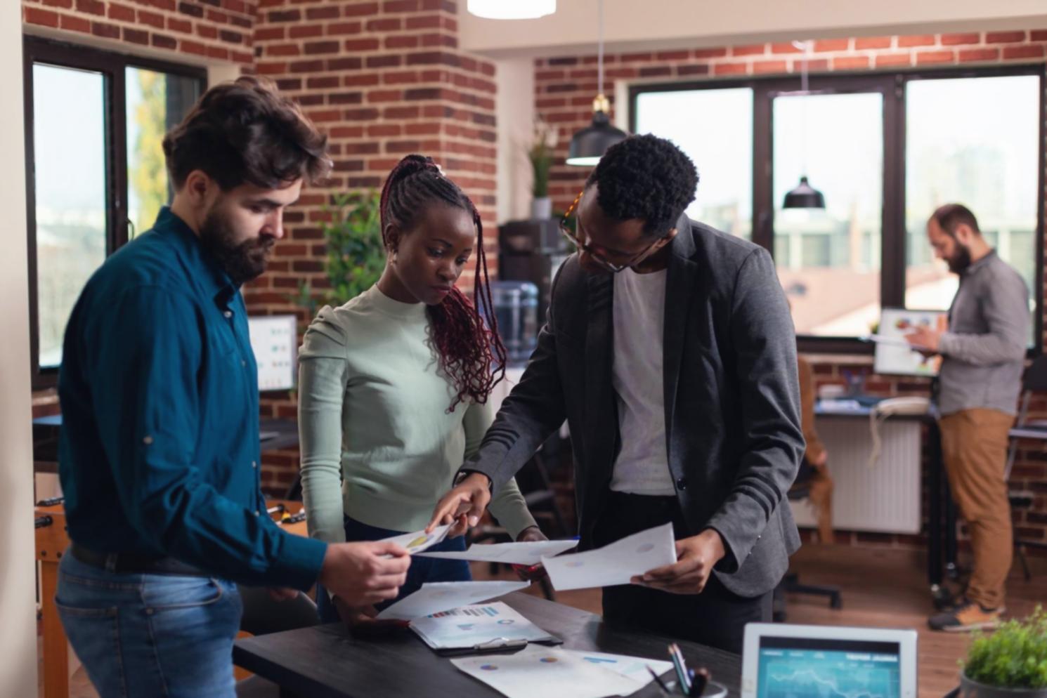 Estudiantes colaborando en entorno de aprendizaje digital